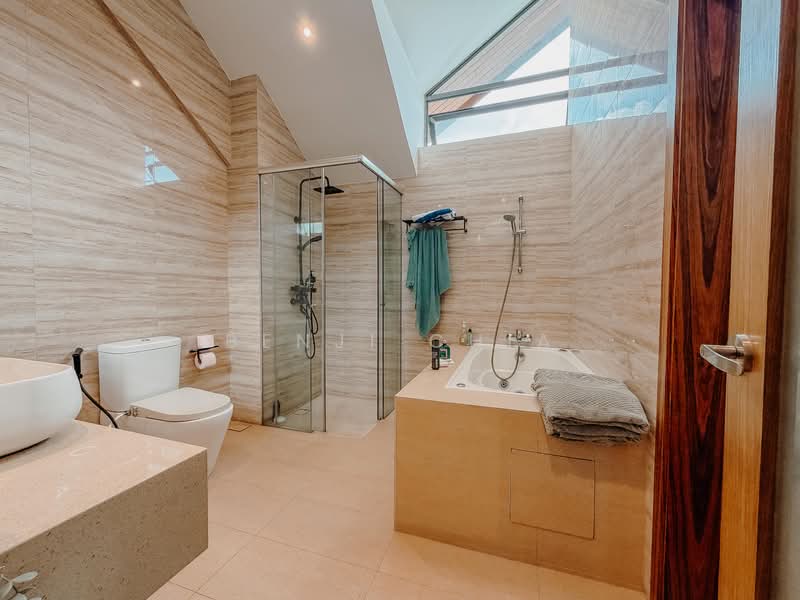 Beautifully Renovated Corner Terrace at Serangoon Gardens, , 7 Bedrooms, 5,500 sqft, Corner Terrace For Rent, by Benji Chia, 500127188 - Bathroom - PropertyGuru.com.sg