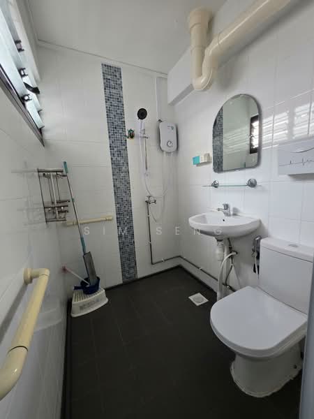 627 Hougang Avenue 8, 627 Hougang Avenue 8, 3 Bedrooms, 904 sqft, HDB Flat For Rent, by Sim Seng, 500127200 - Bathroom - PropertyGuru.com.sg