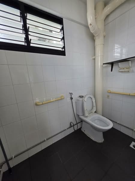 627 Hougang Avenue 8, 627 Hougang Avenue 8, 3 Bedrooms, 904 sqft, HDB Flat For Rent, by Sim Seng, 500127200 - Bathroom - PropertyGuru.com.sg
