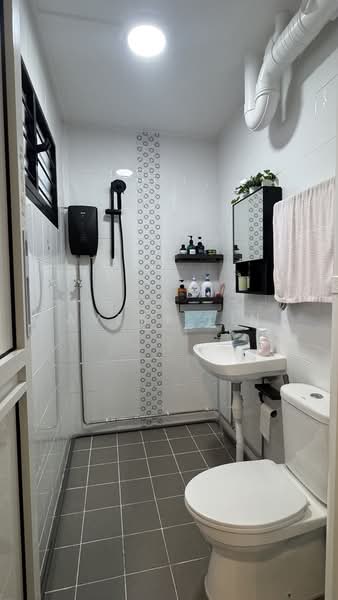 159 Bedok South Avenue 3, 159 Bedok South Avenue 3, 2 Bedrooms, 800 sqft, HDB Flat For Rent, by Avery Lin, 500127278 - Bathroom - PropertyGuru.com.sg