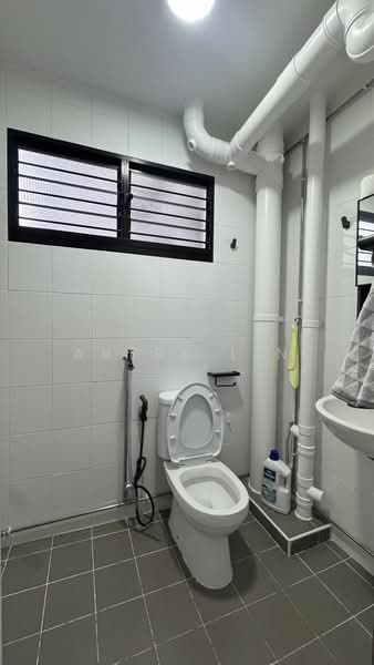159 Bedok South Avenue 3, 159 Bedok South Avenue 3, 2 Bedrooms, 800 sqft, HDB Flat For Rent, by Avery Lin, 500127278 - Bathroom - PropertyGuru.com.sg