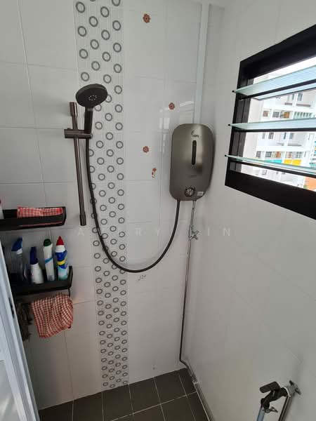 159 Bedok South Avenue 3, 159 Bedok South Avenue 3, 2 Bedrooms, 800 sqft, HDB Flat For Rent, by Avery Lin, 500127278 - Common Bathroom - PropertyGuru.com.sg