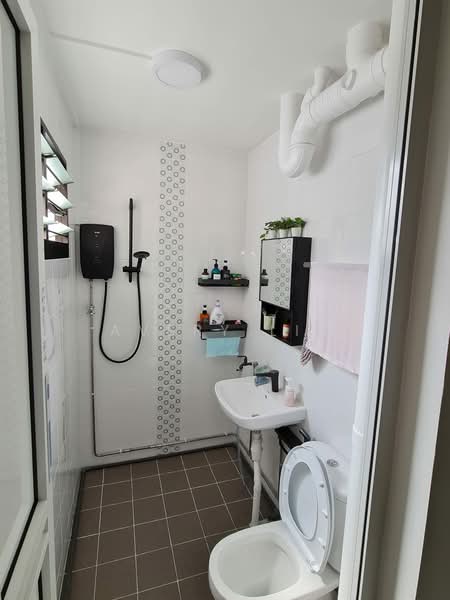 159 Bedok South Avenue 3, 159 Bedok South Avenue 3, 2 Bedrooms, 800 sqft, HDB Flat For Rent, by Avery Lin, 500127278 - Master Bathroom - PropertyGuru.com.sg
