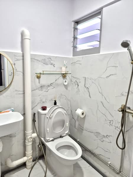 229 Bukit Batok East Avenue 3, 229 Bukit Batok East Avenue 3, 2 Bedrooms, 721 sqft, HDB Flat For Sale, by Jonah (JT) Tan, 500127319 - Bathroom - PropertyGuru.com.sg