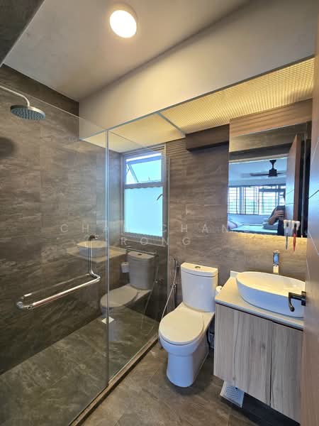 130B Lorong 1 Toa Payoh, 130B Lorong 1 Toa Payoh, 3 Bedrooms, 1,001 sqft, HDB Flat For Sale, by Chan Chang Rong, 500127325 - Bathroom - PropertyGuru.com.sg