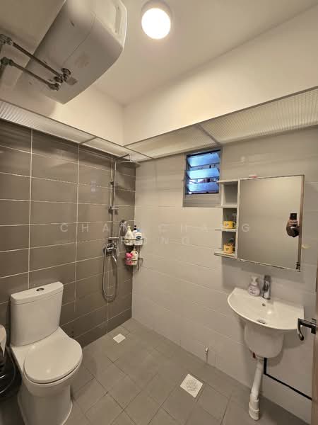 130B Lorong 1 Toa Payoh, 130B Lorong 1 Toa Payoh, 3 Bedrooms, 1,001 sqft, HDB Flat For Sale, by Chan Chang Rong, 500127325 - Bathroom - PropertyGuru.com.sg