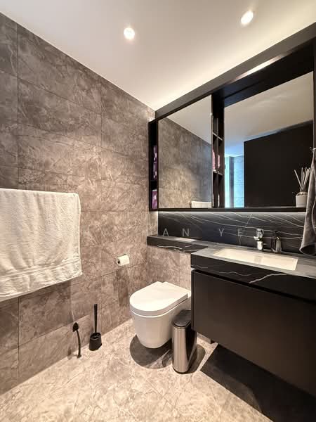 Hyll on Holland, 89 Holland Road, 2 Bedrooms, 657 sqft, Condominium For Sale, by Jonathan Yeo, 500127344 - Common Toilet - PropertyGuru.com.sg