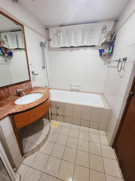 Summerdale, 2 Boon Lay Drive, 3 Bedrooms, 1,399 sqft, Condominium For Rent, by Glen Ong, 500127399 - Bathroom - PropertyGuru.com.sg