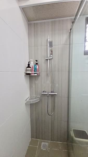 293B Compassvale Crescent, 293B Compassvale Crescent, Room Rental, 1,001 sqft, HDB Flat For Rent, by Nia Alisya, 500127418 - Bathroom - PropertyGuru.com.sg