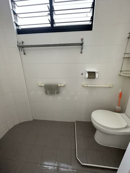 232 Hougang Avenue 1, 232 Hougang Avenue 1, 3 Bedrooms, 104 sqft, HDB Flat For Rent, by Josephine Chua, 500127426 - Bathroom - PropertyGuru.com.sg