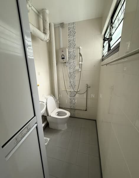 244 Hougang Street 22, 244 Hougang Street 22, 3 Bedrooms, 990 sqft, HDB Flat For Sale, by Catherine Lim, 500127452 - Bathroom - PropertyGuru.com.sg