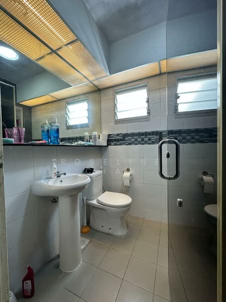 207C Punggol Place, 207C Punggol Place, 3 Bedrooms, 990 sqft, HDB Flat For Sale, by Roseline Chan, 500127502 - Bathroom - PropertyGuru.com.sg