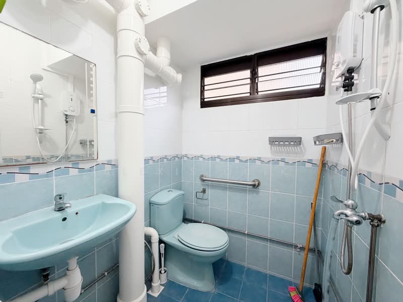 60 Telok Blangah Heights, 60 Telok Blangah Heights, 2 Bedrooms, 721 sqft, HDB Flat For Sale, by Alexis Quek, 500127524 - Common Bathroom - PropertyGuru.com.sg