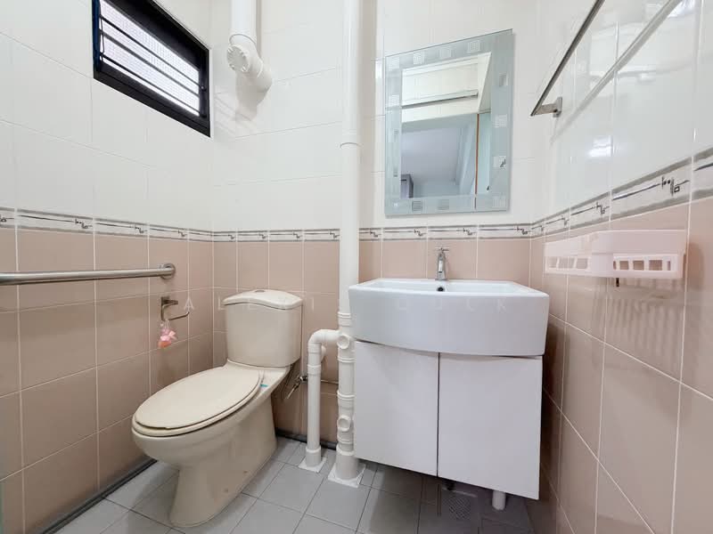 60 Telok Blangah Heights, 60 Telok Blangah Heights, 2 Bedrooms, 721 sqft, HDB Flat For Sale, by Alexis Quek, 500127524 - Master Bathroom - PropertyGuru.com.sg