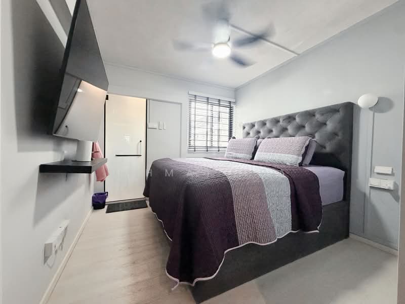 819 Tampines Street 81, 819 Tampines Street 81, 2 Bedrooms, 732 sqft, HDB Flat For Sale, by Rahmat MBA, 500127554 - Master Bedroom - PropertyGuru.com.sg