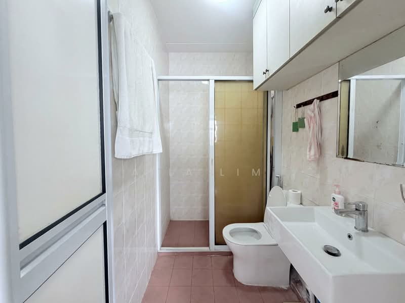 779 Woodlands Crescent, 779 Woodlands Crescent, 4 Bedrooms, 1,302 sqft, HDB Flat For Sale, by Aela Lim, 500127561 - Bathroom - PropertyGuru.com.sg
