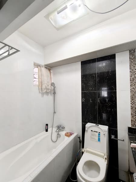 383 Bukit Batok West Avenue 5, 383 Bukit Batok West Avenue 5, 3 Bedrooms, 968 sqft, HDB Flat For Sale, by Ong Shirley, 500127728 - Bathroom - PropertyGuru.com.sg