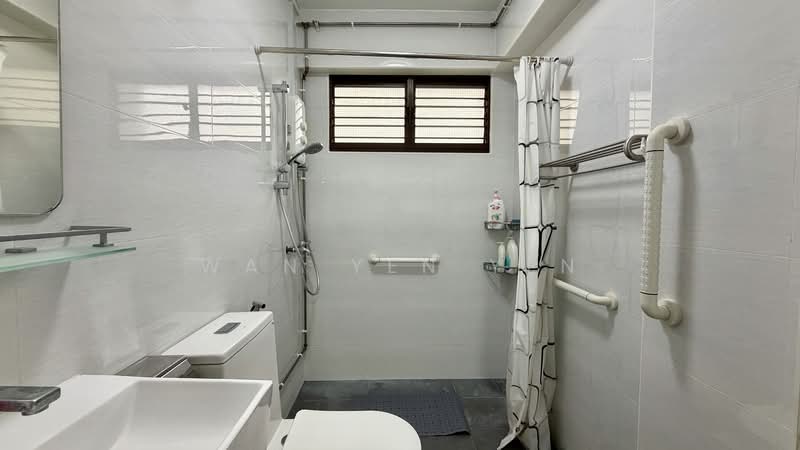 420 Hougang Avenue 10, 420 Hougang Avenue 10, 3 Bedrooms, 1,184 sqft, HDB Flat For Rent, by Wan Yen Yen, 500127765 - Bathroom - PropertyGuru.com.sg