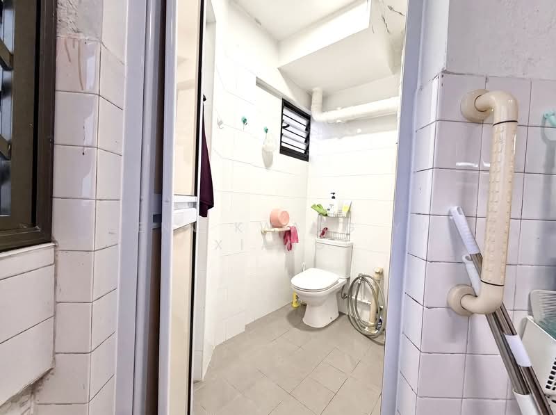 128 Geylang East Avenue 1, 128 Geylang East Avenue 1, 2 Bedrooms, 829 sqft, HDB Flat For Sale, by Kenn Kwang Yu Xiang, 500127787 - Bathroom - PropertyGuru.com.sg