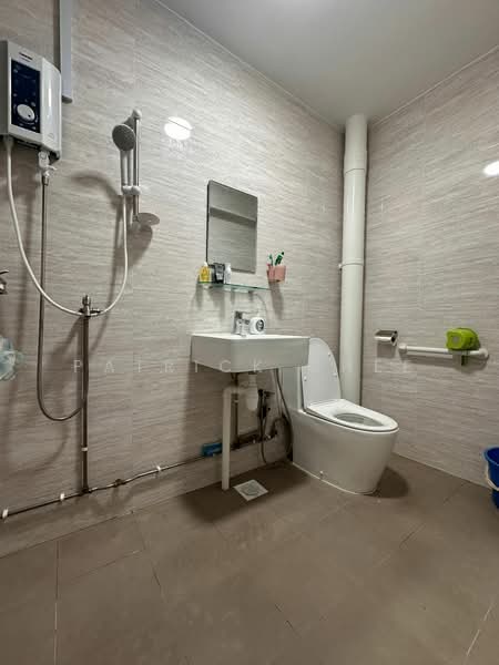 823 Woodlands Street 82, 823 Woodlands Street 82, 4 Bedrooms, 1,420 sqft, HDB Flat For Sale, by Patrick Chee, 500127810 - Bathroom - PropertyGuru.com.sg