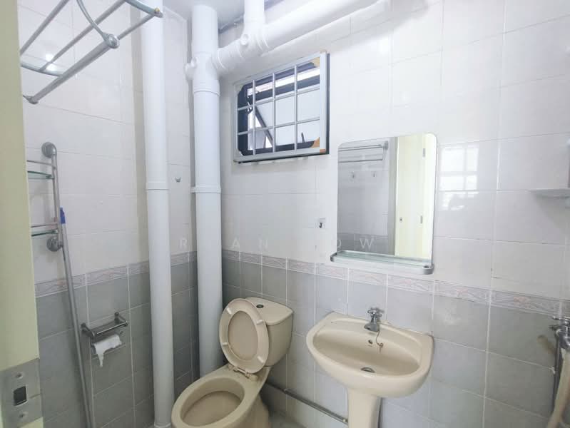 341 Sembawang Close, 341 Sembawang Close, 3 Bedrooms, 1,023 sqft, HDB Flat For Rent, by Ryan Low, 500127839 - Bathroom - PropertyGuru.com.sg