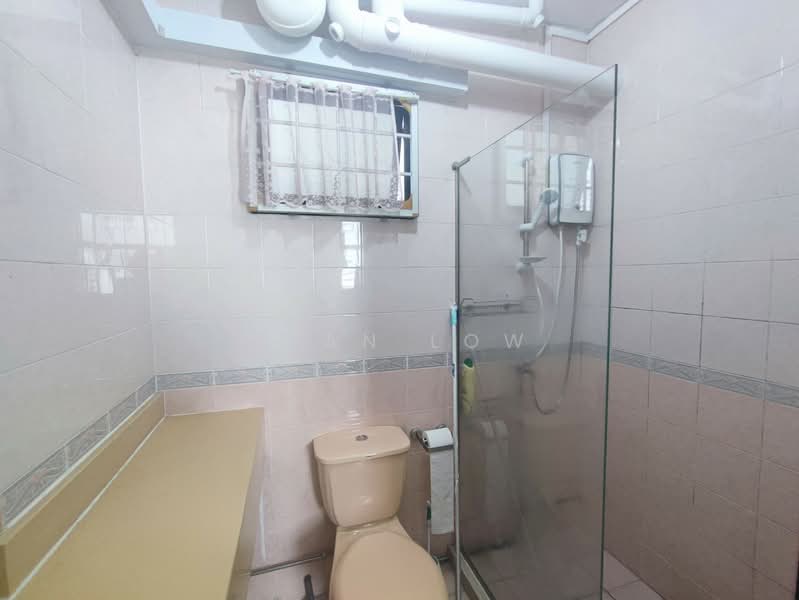 341 Sembawang Close, 341 Sembawang Close, 3 Bedrooms, 1,023 sqft, HDB Flat For Rent, by Ryan Low, 500127839 - Bathroom - PropertyGuru.com.sg