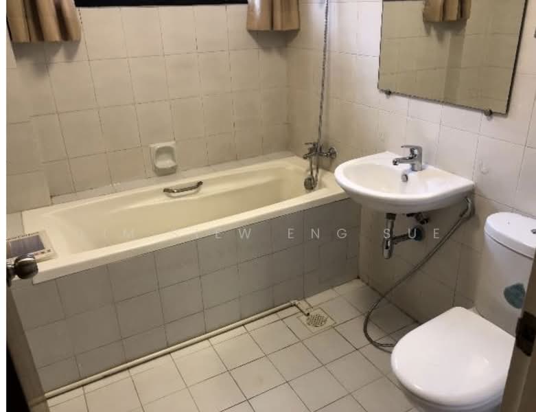 Spanish Village, 56 Farrer Road, 3 Bedrooms, 1,647 sqft, Condominium For Rent, by Lim Siew Eng Sue, 500127923 - Bathroom - PropertyGuru.com.sg
