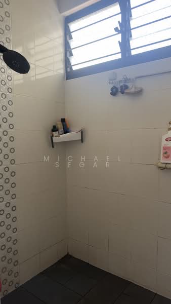 414 Jurong West Street 42, 414 Jurong West Street 42, 3 Bedrooms, 1,108 sqft, HDB Flat For Sale, by Michael Segar, 500127979 - Bathroom - PropertyGuru.com.sg