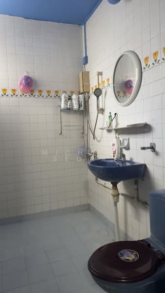 414 Jurong West Street 42, 414 Jurong West Street 42, 3 Bedrooms, 1,108 sqft, HDB Flat For Sale, by Michael Segar, 500127979 - Bathroom - PropertyGuru.com.sg