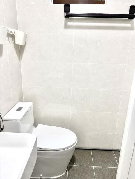 228 Choa Chu Kang Central, 228 Choa Chu Kang Central, Dairy Farm / Bukit Panjang / Choa Chu Kang, 3 Bedrooms, 1,313 sqft, HDB Flat For Sale, by R. Mani, 500128016 - Bathroom - PropertyGuru.com.sg