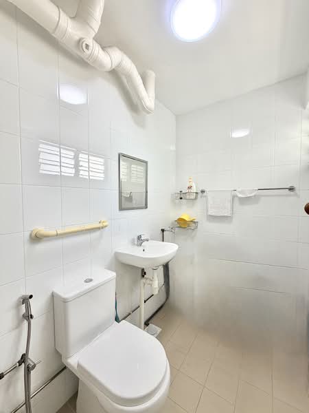 675 Hougang Avenue 8, 675 Hougang Avenue 8, 3 Bedrooms, 1,119 sqft, HDB Flat For Sale, by TJHAI C. (TJ), 500128039 - Bathroom - PropertyGuru.com.sg