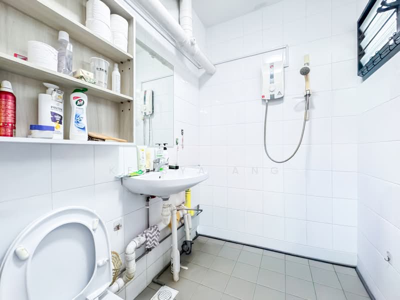 326 Hougang Avenue 7, 326 Hougang Avenue 7, 3 Bedrooms, 1,119 sqft, HDB Flat For Sale, by Keesya Ang, 500128045 - Bathroom - PropertyGuru.com.sg