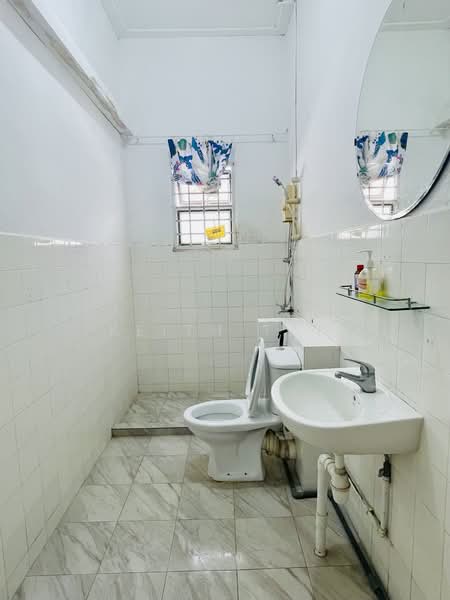 Poh Huat Road, Poh Huat Road, 4 Bedrooms, 1,500 sqft, Terraced House For Sale, by Keith Tan, 500128098 - Bathroom - PropertyGuru.com.sg