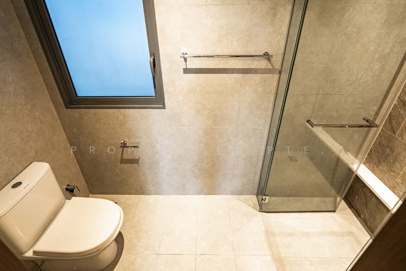 The Visionaire, 174 Canberra Drive, 2 Bedrooms, 721 sqft, Executive Condominium For Sale, by Warren Chan, 500128099 - Bathroom - PropertyGuru.com.sg