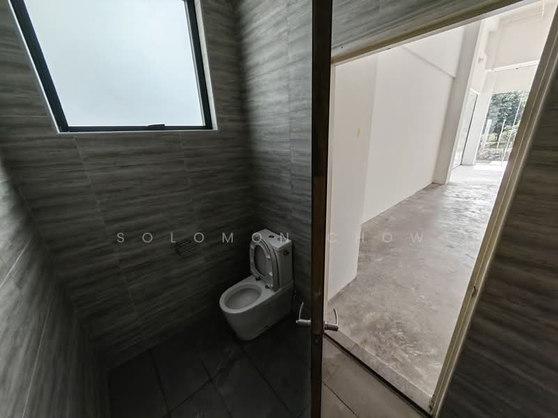Interlocal Centre, 100G Pasir Panjang Road, 1,657 sqft, Light Industrial (B1) For Rent, by Solomon Chow, 500128101 - Bathroom - CommercialGuru.com.sg