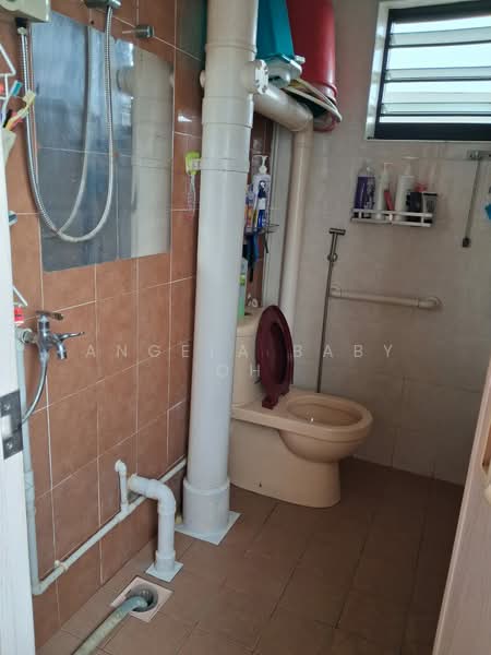 414 Bukit Batok West Avenue 4, 414 Bukit Batok West Avenue 4, 2 Bedrooms, 700 sqft, HDB Flat For Sale, by Angela Baby Oh, 500128120 - Bathroom - PropertyGuru.com.sg