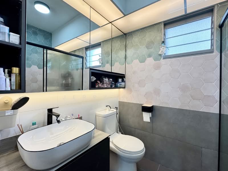 377A Hougang Street 32, 377A Hougang Street 32, 3 Bedrooms, 1,012 sqft, HDB Flat For Sale, by Jerry Chen, 500128123 - Bathroom - PropertyGuru.com.sg