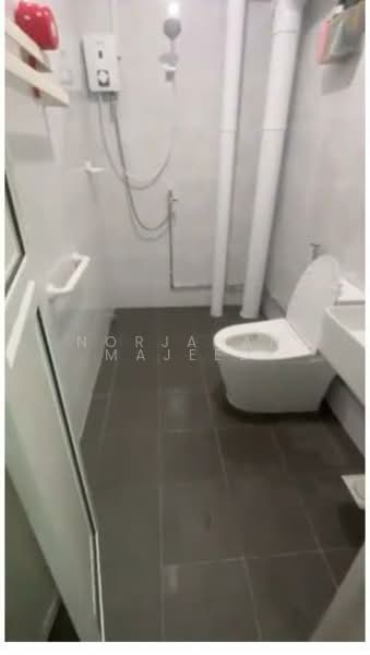 440 Fajar Road, 440 Fajar Road, 3 Bedrooms, 1,219 sqft, HDB Flat For Rent, by Norjahan Majeed, 500128134 - Bathroom - PropertyGuru.com.sg