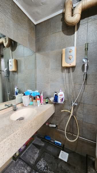 976 Jurong West Street 93, 976 Jurong West Street 93, 3 Bedrooms, 1,313 sqft, HDB Flat For Rent, by Neo Chee Seng, 500128156 - Bathroom - PropertyGuru.com.sg