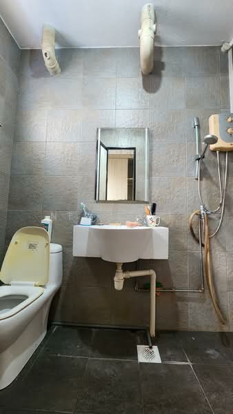 976 Jurong West Street 93, 976 Jurong West Street 93, 3 Bedrooms, 1,313 sqft, HDB Flat For Rent, by Neo Chee Seng, 500128156 - Bathroom - PropertyGuru.com.sg