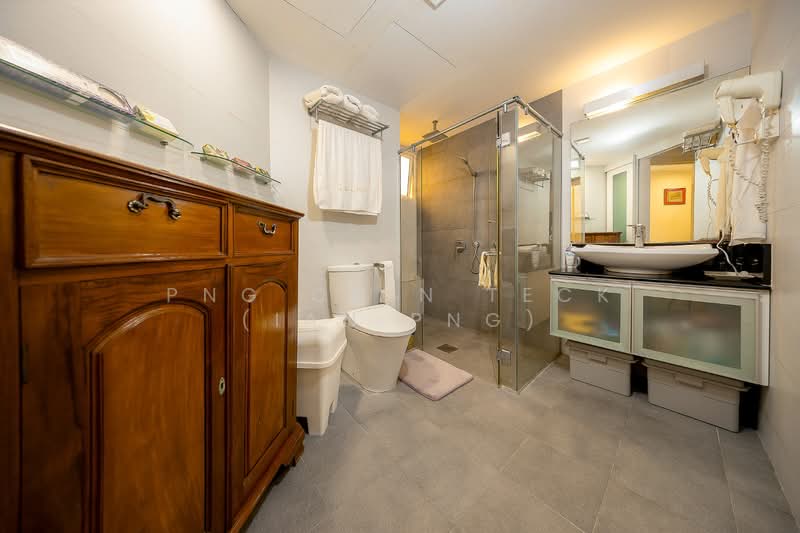 Villa Marina, 37 Jalan Sempadan, 3 Bedrooms, 1,281 sqft, Condominium For Sale, by Png Chin Teck (Ian Png), 500128165 - Master Bathroom - PropertyGuru.com.sg