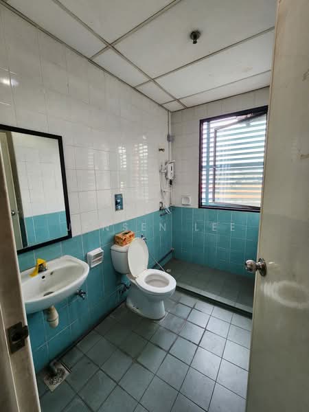 Toh Guan Centre, 21 Toh Guan Road East, 2,433 sqft, Factory / Workshop (B2) For Sale, by Jensen Lee, 500128200 - Bathroom - CommercialGuru.com.sg