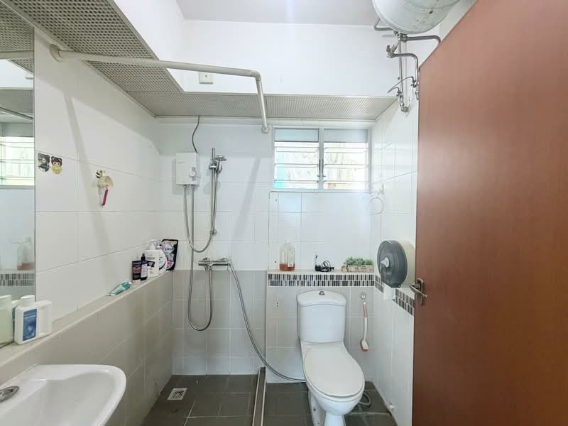 38C Bendemeer Road, 38C Bendemeer Road, 3 Bedrooms, 958 sqft, HDB Flat For Sale, by Aela Lim, 500128207 - Bathroom - PropertyGuru.com.sg