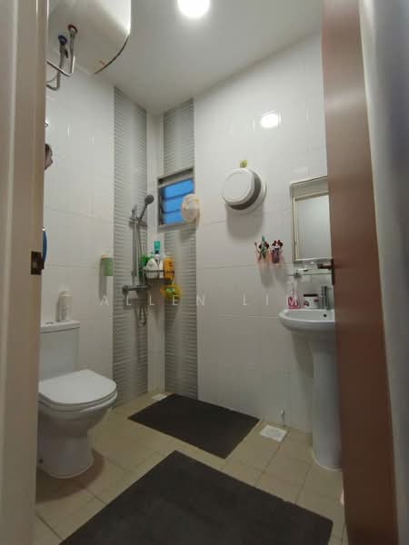 166A Yung Kuang Court, 166A Yung Kuang Road, 3 Bedrooms, 1,001 sqft, HDB Flat For Sale, by Allen Lim, 500128241 - Bathroom - PropertyGuru.com.sg