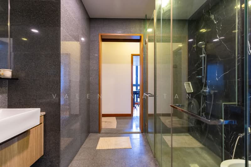 Seahill, 121 West Coast Crescent, 2 Bedrooms, 786 sqft, Condominium For Sale, by Valentina Tan, 500128262 - Common Bathroom - PropertyGuru.com.sg