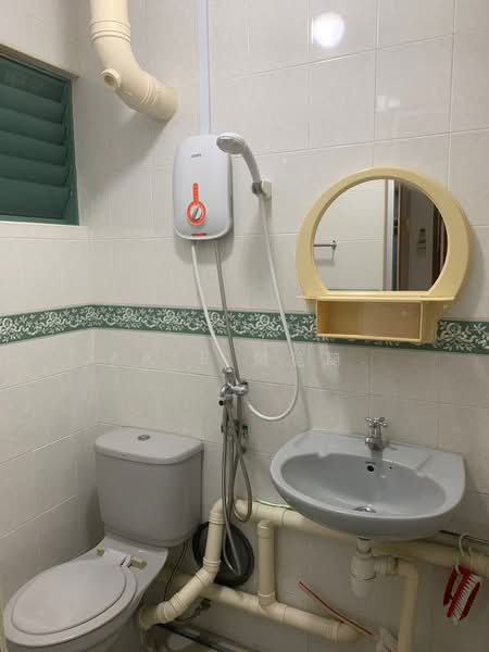 124 Hougang Avenue 1, 124 Hougang Avenue 1, 2 Bedrooms, 721 sqft, HDB Flat For Rent, by Kate 周笕簢., 500128277 - Bathroom - PropertyGuru.com.sg