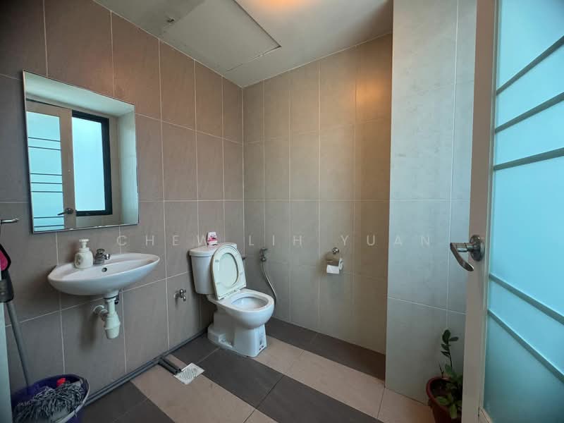 Woodlands 11, 11 Woodlands Close, 1,938 sqft, Light Industrial (B1) For Sale, by Chew Lih Yuan, 500128325 - Bathroom - CommercialGuru.com.sg