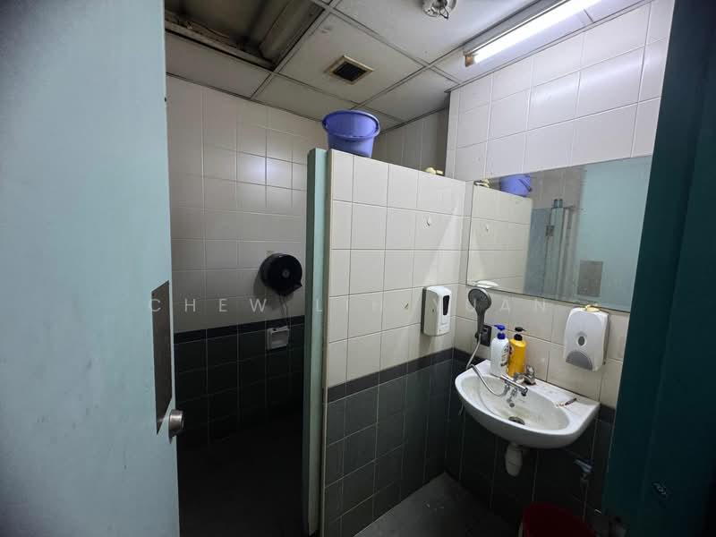 Woodlands 11, 11 Woodlands Close, 1,938 sqft, Light Industrial (B1) For Sale, by Chew Lih Yuan, 500128325 - Bathroom - CommercialGuru.com.sg