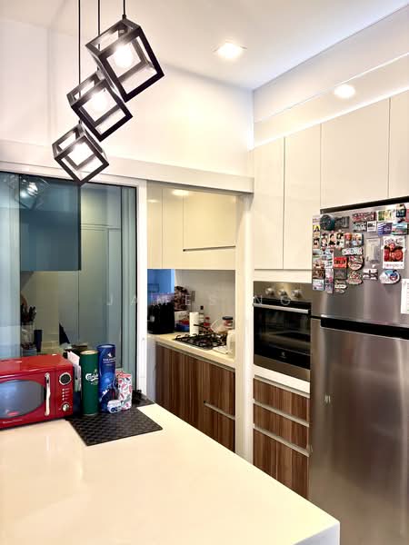 The Nautical, 97 Jalan Sendudok, 3 Bedrooms, 1,119 sqft, Condominium For Sale, by James Ng, 500128395 - Kitchen - Dry Area With Island Table - PropertyGuru.com.sg