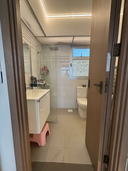 421A Northshore Drive, 421A Northshore Drive, 2 Bedrooms, 732 sqft, HDB Flat For Sale, by Yenn Ni, 500128440 - Bathroom - PropertyGuru.com.sg